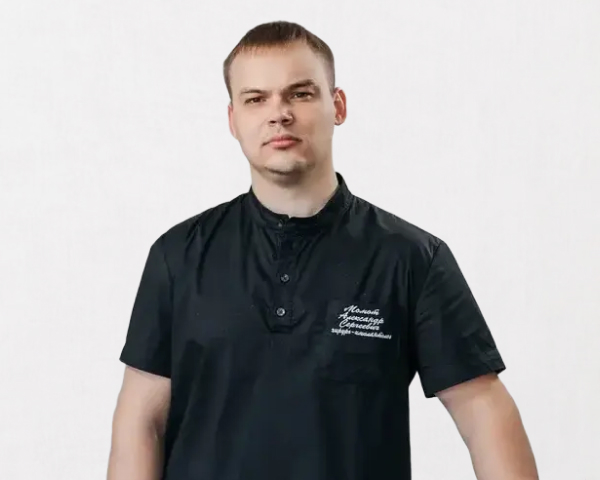 Стоматолог-хирург-имплантолог Момот Александр Сергеевич, клиника UniverDent